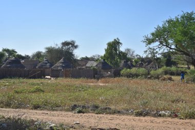 Saint-Louis-du-Sngal Caddesi üzerinde tipik sahne