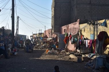 Saint-Louis-du-Sngal Caddesi üzerinde tipik sahne