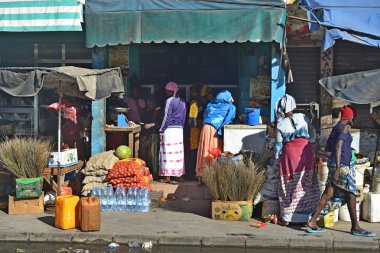 Saint-Louis-du-Sngal Caddesi üzerinde tipik sahne