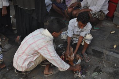 Yerel halkın Bayt al-Faqih, Yemen, haftalık pazarında yürüyüş