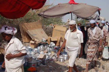 Yerel halkın Bayt al-Faqih, Yemen, haftalık pazarında yürüyüş