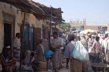 Yerel halkın Bayt al-Faqih, Yemen, haftalık pazarında yürüyüş