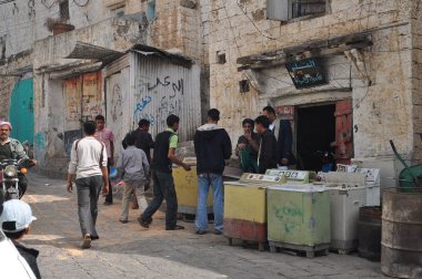  Grup Jiblah, Yemen sokakta yürürken insan