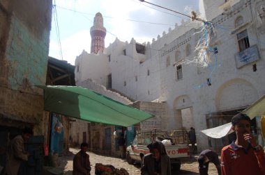  Grup Jiblah, Yemen sokakta yürürken insan