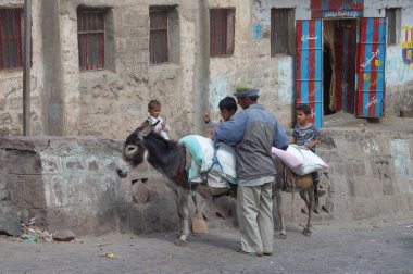  Grup Jiblah, Yemen sokakta yürürken insan