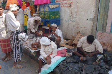 Yerel halkın Bayt al-Faqih, Yemen, haftalık pazarında yürüyüş 