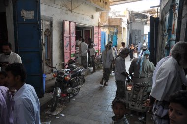 Yerel halkın Bayt al-Faqih, Yemen, haftalık pazarında yürüyüş 