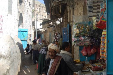  Grup Jiblah, Yemen sokakta yürürken insan