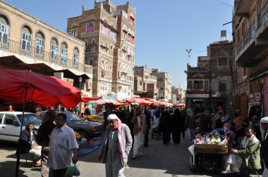 Tipik sokak yılında eski şehrin Sanaa
