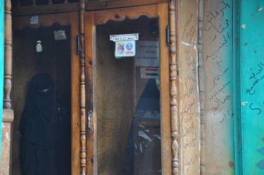  Grup Jiblah, Yemen sokakta yürürken insan