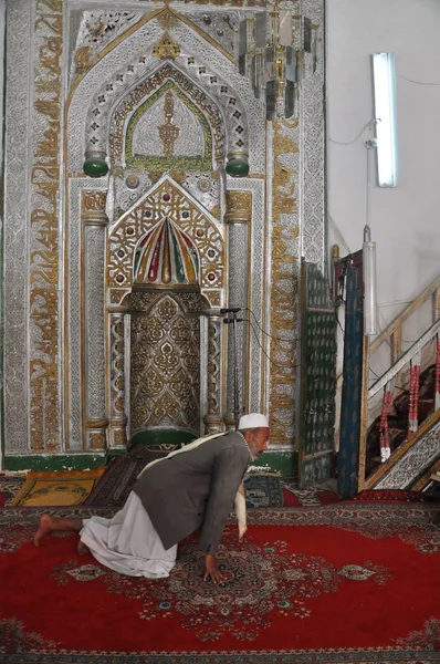 Jiblah 예멘의 모스크에서 사람들 — 스톡 사진