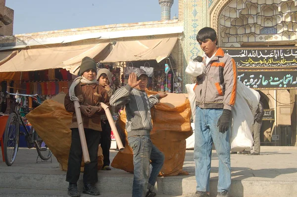 İsfahan sokak pazarının görünümü. Pazarda yürüyen insanlar