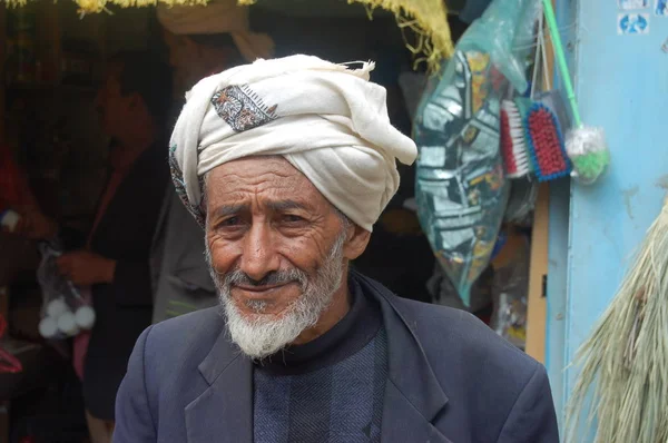 Grupo Personas Caminando Calle Jiblah Yemen — Foto de Stock