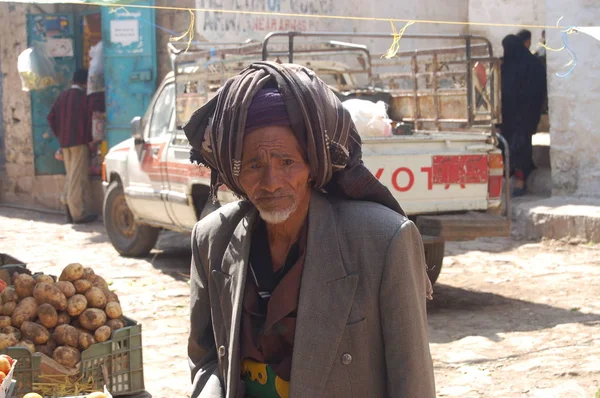 Grupo Pessoas Andando Rua Jiblah Iêmen — Fotografia de Stock
