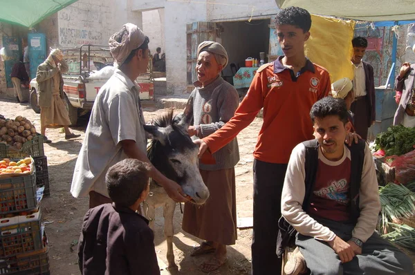 Grupa Ludzi Chodzących Ulicy Jiblah Jemen — Zdjęcie stockowe