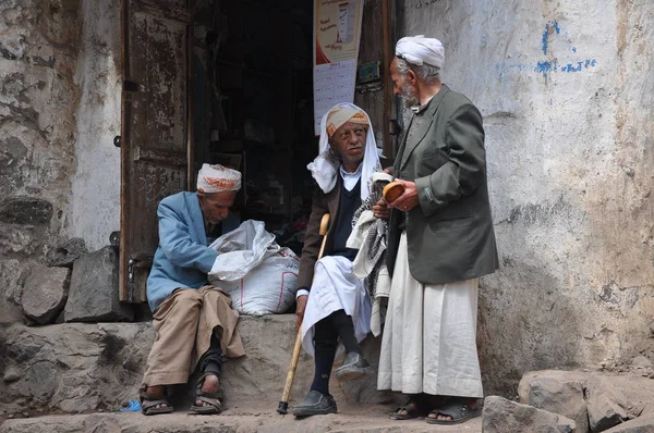 Grupo Personas Caminando Calle Jiblah Yemen — Foto de Stock