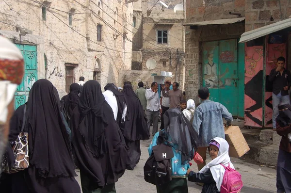 Grupo Pessoas Andando Rua Jiblah Iêmen — Fotografia de Stock