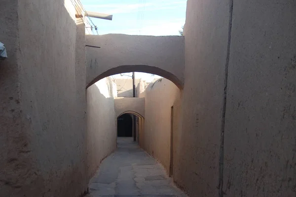 伊朗亚兹德老城区狭窄的小巷 — 图库照片