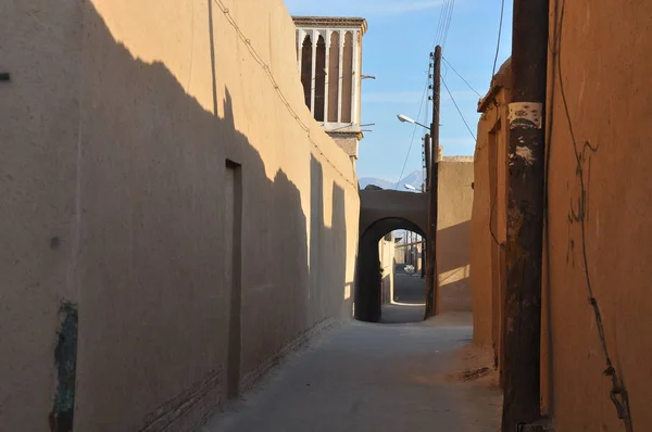 人们走在伊朗亚兹德的狭窄街道上 — 图库照片