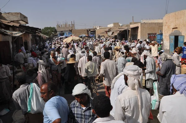 在也门 Bayt Faqih 每周市场散步的当地人 — 图库照片
