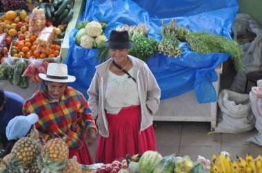 Cuenca gıda pazarında yürüyüş Ekvador kadınlar
