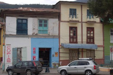 Alausi dağ köyünün sokakta yürüyen insanlar, Ekvador