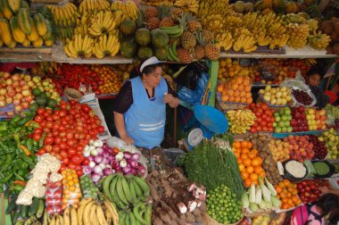 Cuenca gıda pazarında yürüyüş Ekvador kadınlar
