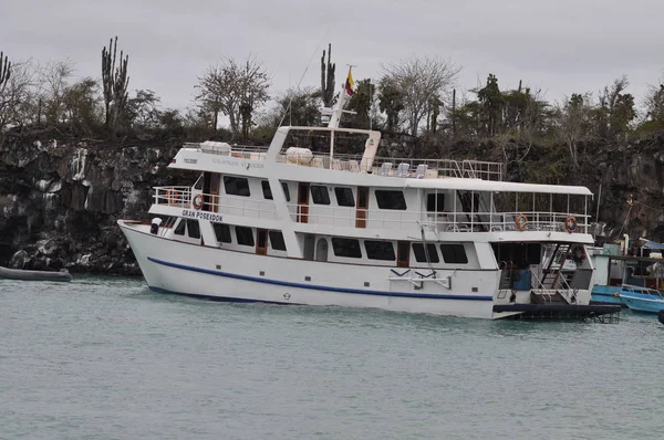 Navio Cruzeiro Nas Ilhas Galápagos — Fotografia de Stock