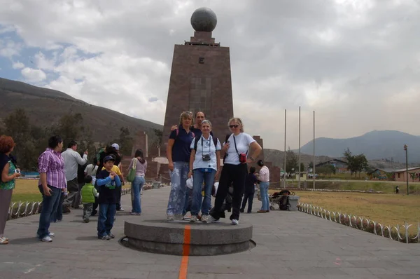 Dünya Ortasında Insanlar Equator Hattı — Stok fotoğraf