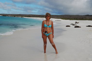 Genovesa adasında yetişkin turist yürüyüşü, Galapagos