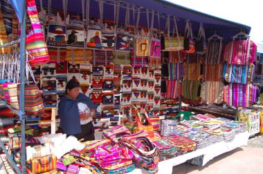 Otavalo meyve ve sebze piyasasının görünümü