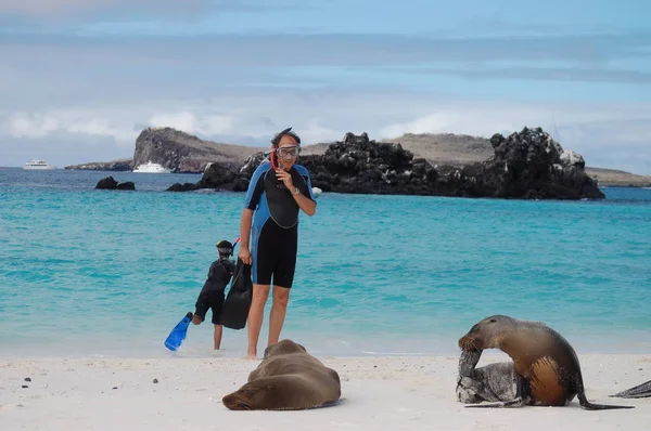 Voksne Turister Som Besøker Galapagos – stockfoto