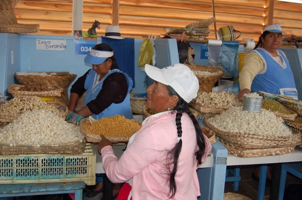 Женщины Эквадорки Гуляющие Продовольственному Рынку Куэнка — стоковое фото