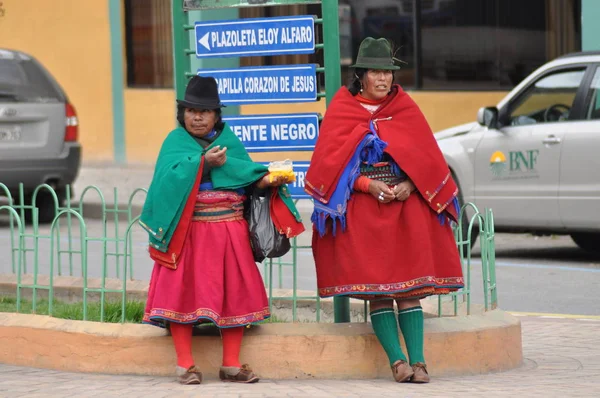 Άνθρωποι Που Περπατούν Στο Δρόμο Του Ορεινού Χωριού Alausi Εκουαδόρ — Φωτογραφία Αρχείου