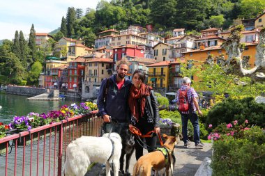 Varenna, Como Gölü 'nde yürüyen genç bir çift.