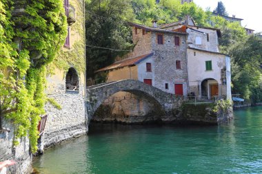 Nesso'nun vadisonundaki eski taş köprü, Como, İtalya
