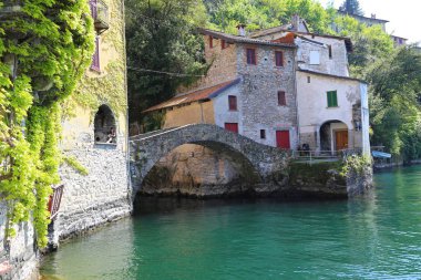 Nesso'nun vadisonundaki eski taş köprü, Como, İtalya