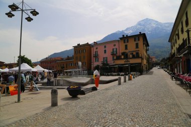  Cernobbio tarihi merkezinde yürüyen insanlar