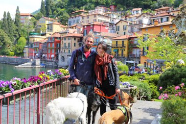 Varenna, Como Gölü 'nde yürüyen genç bir çift.