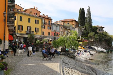 Lombardiya'daki Como Gölü'ndeki Varenna köyü, İtalya