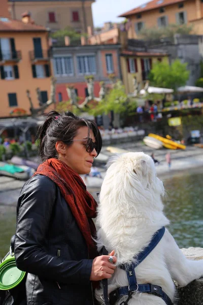 Mujer Joven Con Perro Visita Varenna Pueblo Lago Como — Foto de Stock