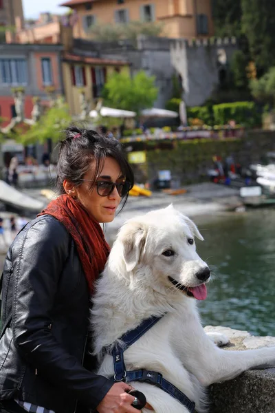 Mujer Joven Con Perro Visita Varenna Pueblo Lago Como — Foto de Stock