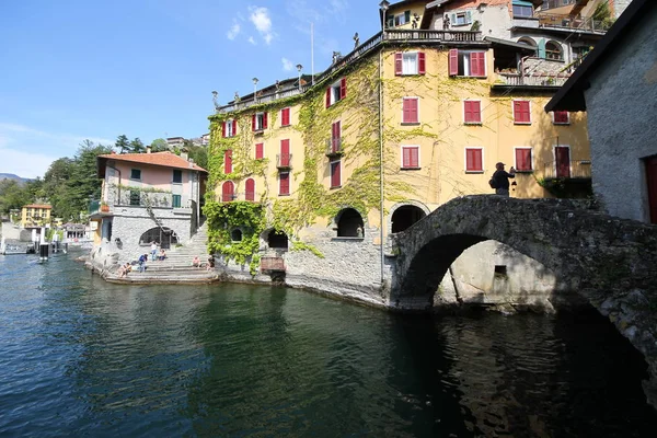 ネソ渓谷の端にある古い石橋 イタリア — ストック写真