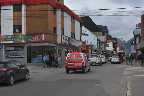 Pemandangan Jalan Dengan Mobil Dan Orang Orang Kota Ushuaia Tierra — Stok Foto