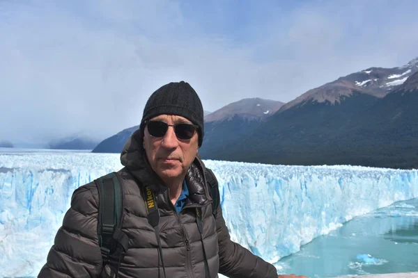 Tourist Betrachtet Perito Moreno Gletscher — Stockfoto