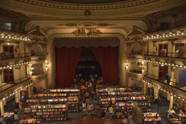 Buenos Aires sokakta trafik ve insanların görünümü