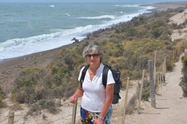 Turist Peninsula Valdes, Patagonia, Arjantin güzel Atlantik kıyı şeridi yürüyüş 