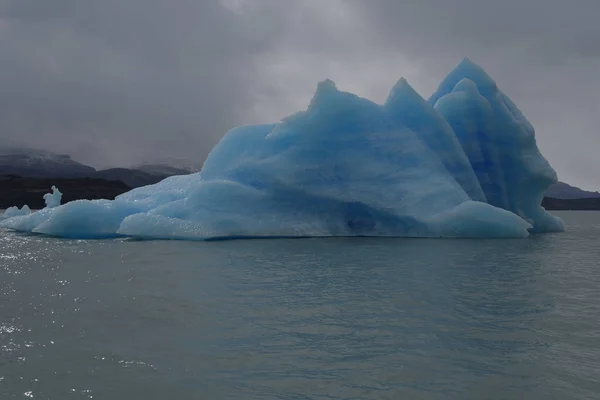 阿根廷巴塔哥尼亚阿根蒂诺湖的蓝色冰山 — 图库照片