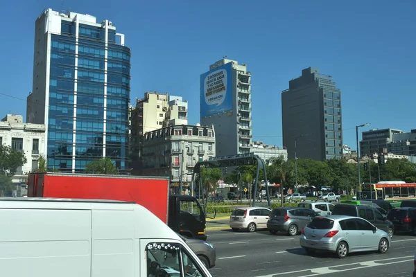 布宜诺斯艾利斯街头的交通和人视图 — 图库照片