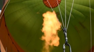 Göreme, Türkiye - 03 Mayıs 2019: Gün doğumunda Kapadokya üzerinde sıcak hava balonu 